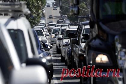 Переработке нефти предсказали крах из-за электромобилей. Глобальная кампания по электрификации автомобилей для сокращения выбросов углерода может сократить спрос на мировые мощности по переработке нефти вдвое в 2050 году. Представитель Rystad Energy Мукеш Сахдев указал, что к середине столетия доля электромобилей может составить до 90 процентов.