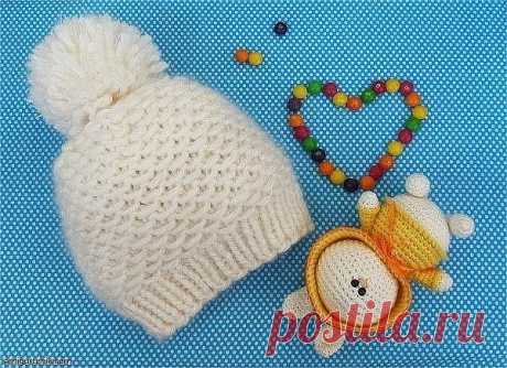 Шапочка очень простая, а главное на ее создание уйдет всего лишь один вечер неспешного шуршания спицами

Материалы и инструменты которые нам понадобятся в процессе:
• пряжа Lanoso Kulvar цвет 5508, 25% — шерсть, 75% — акрил, 80 метров на 100 грамм
• тоненькая нить мохера, к сожалению не осталось этикетки, поэтому без названия и метража
• спицы круговые №7
• ножницы
• игла для сшивания вязаных изделий
Для вязания этой шапочки я использовала 1 нить пряжи Lanoso и 2 нити мохе...