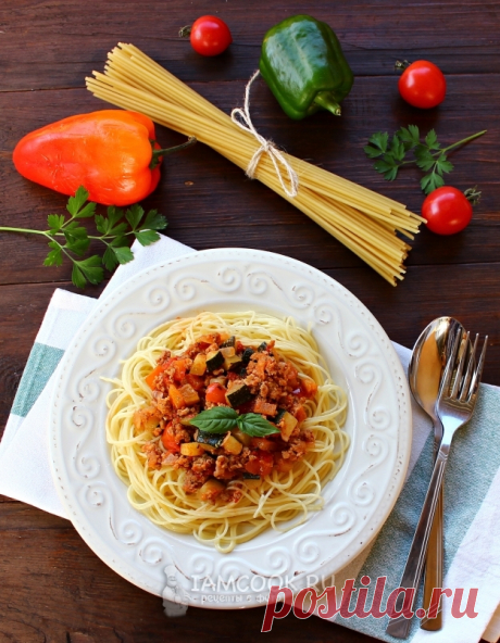 Паста с мясным соусом и кабачком