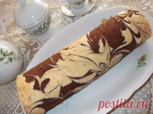 Потрясающий рулет
Рецепт бисквитного теста .4 яйца взбить с 200 гр сахара. добавить 0,5 чайной ложки соды и 0,5 чайной ложки лимонной кислоты и 200 гр муки все перемешать. На противень пергаментную бумагу для выпечки смазать маслом, далее белое бисквитное тесто, а на него чайной ложкой темное, Разводы делать хаотично зубочисткой.
Выпекать в духовке при 180 гр. 10-15 минут. Тесто тонким слоем должно быть. Печется быстро надо следить. Как испеклось перевернуть на влажное полотенце снять бум