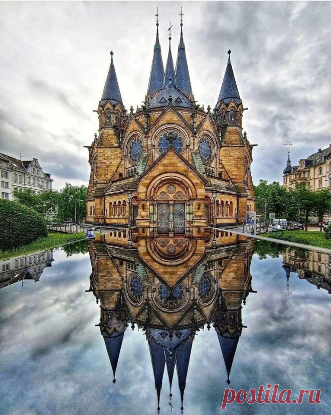 Ringkirche - поразительная массивная церковь в Висбадене (Wiesbaden), столице земли Гессен (Hessen), Германия.