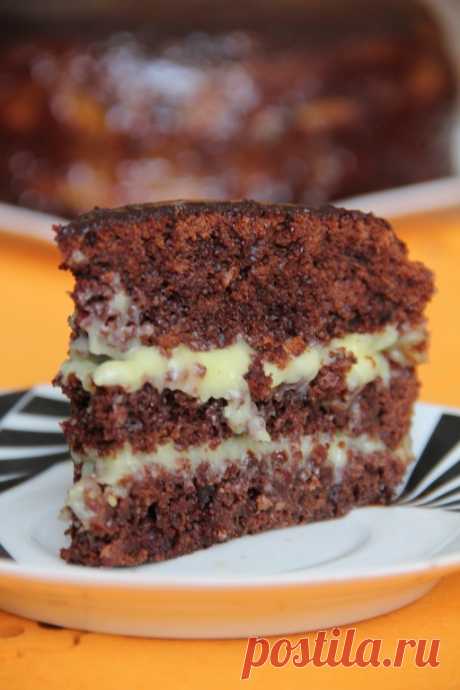 Сумасшедший пирог "Crazy Cake" Сумасшедший пирог "Crazy Cake" - это американский десерт, который был придуман в период дефицита. Несмотря на отсутствие масла, пирог обладает насыщенным вкусом благодаря сочетанию какао и сладкого крема. Этот пирог легко приготовить, и он станет отличным дополнением к любому чаепитию.