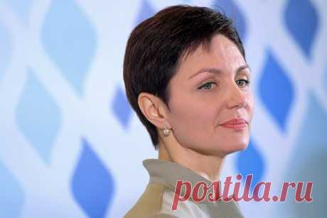 Стало известно о планах покинувшей Россию синхронистки-чемпионки. Первый вице-президент Федерации синхронного плавания России Ольга Брусникина рассказала о планах пятикратной олимпийской чемпионки Анастасии Давыдовой, покинувшей Россию. «Ответственный секретарь федерации связалась с ней, и она подтвердила, что готова выйти из состава президиума», — сказала Брусникина.