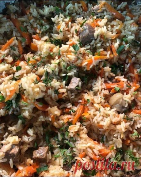 ​​Плов 

Репчатый лук 100 гр.
Морковь 600 гр.
Рис 600 гр.
Мясо (филе баранины) 600 гр.
Растительное масло 200 мл.
Чеснок 2 головки.
Соль 2 ч.л.
Кумин (зира) по вкусу.
ᅠ
Рис промойте и замочите в холодной воде на 30-40 минут.
На хорошо разогретую чугунную сковородку (казан) налейте масла и дайте ему нагреться. Лук, опущенный в масло, должен вызывать бурление масла. Жарьте лук на большом огне до золотисто-коричневого цвета. Из него должен уйти сок.
Теперь кладем мясо, очищен...