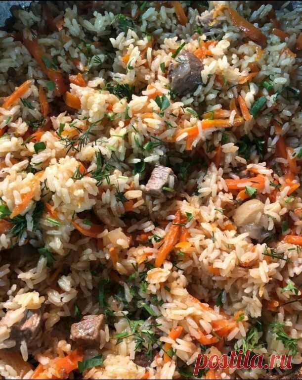​​Плов 

Репчатый лук 100 гр.
Морковь 600 гр.
Рис 600 гр.
Мясо (филе баранины) 600 гр.
Растительное масло 200 мл.
Чеснок 2 головки.
Соль 2 ч.л.
Кумин (зира) по вкусу.
ᅠ
Рис промойте и замочите в холодной воде на 30-40 минут.
На хорошо разогретую чугунную сковородку (казан) налейте масла и дайте ему нагреться. Лук, опущенный в масло, должен вызывать бурление масла. Жарьте лук на большом огне до золотисто-коричневого цвета. Из него должен уйти сок.
Теперь кладем мясо, очищен...