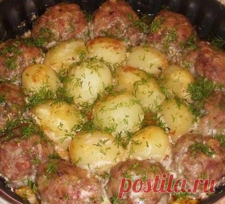 Котлетки с картошкой в сметанно-томатном соусе