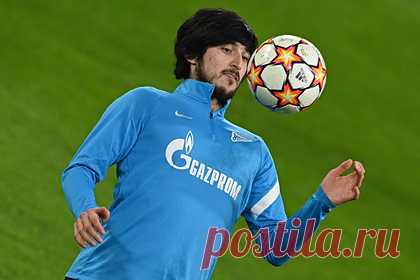 Стало известно о возможном наказании Азмуна после его переговоров с «Байером». В руководстве «Зенита» рассматривают возможность наказания иранского нападающего Сердара Азмуна за нарушение медицинского регламента. Иранский форвард покинул отель клуба, чтобы встретиться с представителями немецкого «Байера». Он достиг договоренности о продолжении карьеры в Германии и ездил на подписание контракта.