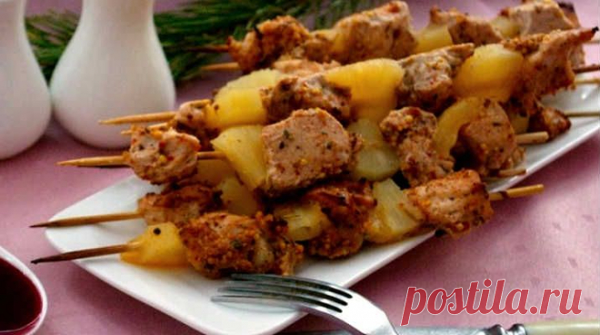 Мясо индейки с ананасом на шпажках! Всего за 15 минут можно приготовить дома очень вкусный шашлык из мяса индейки с ананасом — интересное сочетание вкуса. | Эксклюзивные шедевры кулинарии.