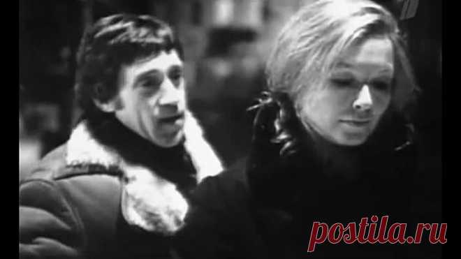 "... А накануне Марина Влади проповедовала у нас на кухне превосходство женского онанизма над всеми остальными видами наслаждения. В разгар её разглагольствования пришёл Высоцкий, дал по роже и увёл".
Юрий Маркович Нагибин, советский писатель.