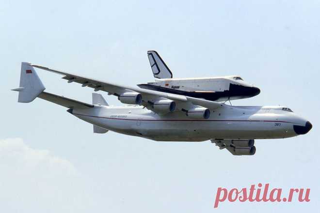 Ан-225 и "Буран".
Кроме того существовала важная задача возвращения космического корабля на космодром в случае его приземления на запасных аэродромах. Также предполагалось использование самолета Ан-225 в качестве первой ступени перспективной системы воздушного старта космических кораблей. Это требовало от нового самолёта грузоподъёмности более 250 тонн. Так как сам космический корабль «Буран» и блоки ракеты-носителя «Энергия» имели габариты, превосходящие размеры
