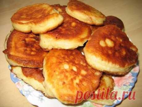 Оладьи на дрожжах- получаются пышными и очень вкусными.