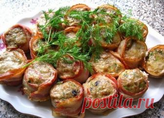 Вкусная горячая закуска «Буржуй в телогрейке» к праздничному столу Обязательно приготовлю такую вкуснятину!

ИНГРЕДИЕНТЫ

Фарш — 600 гр
Хлеб -1 булка
Лук репчатый — 2 головки
Молоко или сливки — 1 стакан
Соль, перец — по вкусу
Сыр — 100 гр
Бекон — 200 гр
Растительное…