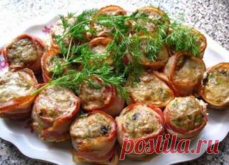 Вкусная горячая закуска «Буржуй в телогрейке» к праздничному столу Обязательно приготовлю такую вкуснятину!

ИНГРЕДИЕНТЫ

Фарш — 600 гр
Хлеб -1 булка
Лук репчатый — 2 головки
Молоко или сливки — 1 стакан
Соль, перец — по вкусу
Сыр — 100 гр
Бекон — 200 гр
Растительное…