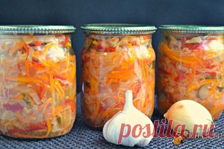 Салат &quot;Кубанский&quot; с капустой на зиму Не собиралась в этом году заготавливать салаты. Но, подумала и решила все-таки приготовить по несколько баночек закусочных салатов с капустой. Этот рецепт нашла в своей старой тетрадке под названием: &quot;Салат &quot;Кубанский&quot; с капустой на зиму&quot;. Этот салатик готовится не сложно, без стерилизации, получается очень вкусным. Я готовила в мультиварке, можно, конечно же, и в обычной кастрюле на газу. Из данного количества продуктов…