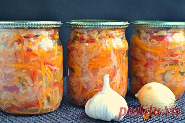 Салат "Кубанский" с капустой на зиму Не собиралась в этом году заготавливать салаты. Но, подумала и решила все-таки приготовить по несколько баночек закусочных салатов с капустой. Этот рецепт нашла в своей старой тетрадке под названием: "Салат "Кубанский" с капустой на зиму". Этот салатик готовится не сложно, без стерилизации, получается очень вкусным. Я готовила в мультиварке, можно, конечно же, и в обычной кастрюле на газу. Из данного количества продуктов…