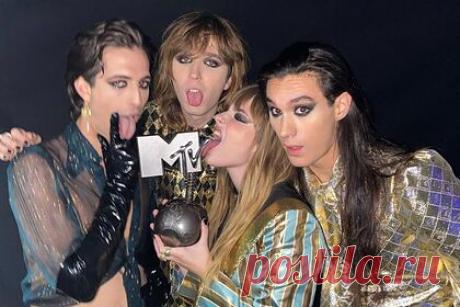Солист группы Måneskin посетил премию MTV в трусах и чулках. Солист итальянской группы Måneskin, победившей в 2021 году на «Евровидении», Дамиано Давид появился на публике в откровенном образе. 22-летний музыкант посетил международную премию MTV European Music Awards (MTV EMA) в рубашке из прозрачной ткани, блестящих трусах и чулках черного цвета.