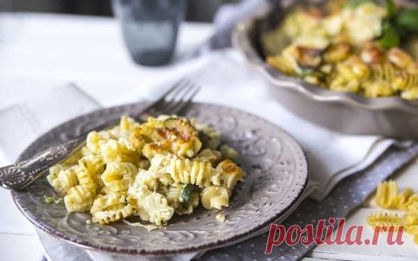 Запеченные макароны с кабачками и сыром.
Блюдо очень простое в приготовлении, вареные макароны перемешиваем с жареными кабачками, сливочным сыром Рикотта, твердым сыром и запекаем в духовке. Получаем насыщенный сырный вкус и очень сытное блюдо.