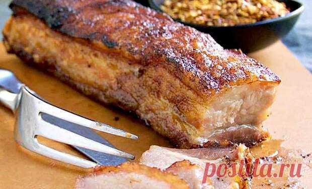 Готовим грудинку вкуснее шашлыка: сочная с хрустящей корочкой - Steak Lovers - 24 апреля - 43820342537 - Медиаплатформа МирТесен Грудинка является одним из самых экономных вариантов приготовить свинину. Кусок сам по себе выглядит неоднородно, чем многих поначалу пугает – здесь есть и обильная жировая прослойка, и мясная часть. Сочетание делает готовку грудинки непростой, но если знать несколько правил – то ее можно и жарить, - 24 апреля - 43820342537 - Медиаплатформа МирТесен