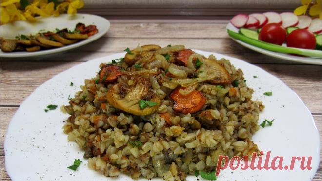 ГРЕЧКА С ГРИБАМИ, ЛУКОМ и МОРКОВЬЮ. Простой и вкусный рецепт. Рецепт:Ингредиенты:200 г гречневой крупы300 г грибов200 г лука80 г моркови2 зуб. чеснока50 мл раст. масла для обжарки500 г водысоль, перец по вкусузелень по желанию.