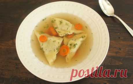 «Креплах с куриным фаршем и зелёным луком в курином бульоне на канун Йом-Кипура»

Автор варианта приготовления © Алиса Кожевникова
Ингредиенты:
Для теста:
2 стакана муки;
2 желтка;
1/2 чайной ложки соли;
1/2 стакана остывшей кипячённой воды.
Для начинки:
Отварная курица среднего размера;
Куриный жир по вкусу;
Половина большого пучка зелёного лука или по вкусу;
Растительное масло по вкусу;
1/2 чайной ложки или по вкусу чёрного молотого перца;
Щепотка соли;
Для варки креплах...