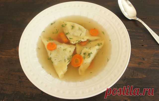 «Креплах с куриным фаршем и зелёным луком в курином бульоне на канун Йом-Кипура»

Автор варианта приготовления © Алиса Кожевникова
Ингредиенты:
Для теста:
2 стакана муки;
2 желтка;
1/2 чайной ложки соли;
1/2 стакана остывшей кипячённой воды.
Для начинки:
Отварная курица среднего размера;
Куриный жир по вкусу;
Половина большого пучка зелёного лука или по вкусу;
Растительное масло по вкусу;
1/2 чайной ложки или по вкусу чёрного молотого перца;
Щепотка соли;
Для варки креплах...