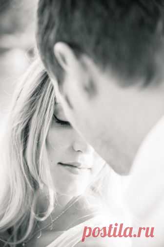 Эльдар Рязанов

ЛЮБОВЬ

Любовь готова всё прощать,
когда она – любовь,
умеет беспредельно ждать,
когда она – любовь.

Любовь не может грешной быть,
когда она – любовь.
Её немыслимо забыть,
когда она – любовь.

Она способна жизнь отдать,
когда она – любовь.
Она – спасенье, благодать,
когда она – любовь.

Полна безмерной доброты,
когда она – любовь.
Она естественна, как ты,
когда она – любовь.

Сентябрь 1986
(Песня из кинофильма