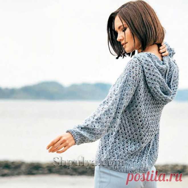 Ажурный пуловер с капюшоном связан спицами сетчатым узором из светло- голубого хлопка с шелком.