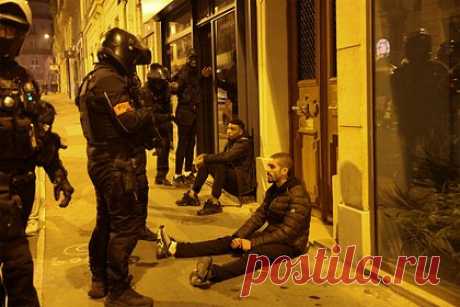 120 человек осудили во Франции с начала беспорядков. Суды приговорили к лишению свободы 120 человек с начала беспорядков во Франци, сообщает французский телеканал BFMTV. Как отмечают источники в правоохранительных органах, один из осужденных подростков, впервые совершивших преступление в ходе беспорядков, получил наказание в виде лишения свободы сроком до 15 месяцев.