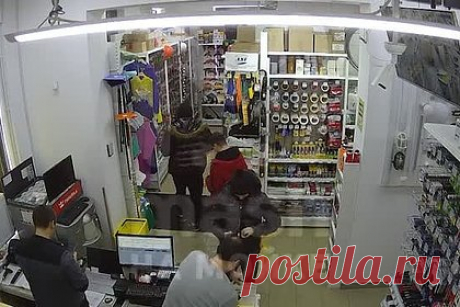Планировавшие отравить гумпомощь для СВО члены РДК попали на видео. ФСБ показала оперативное видео с задержанием четверых членов «Русского добровольческого корпуса» (организация запрещена в РФ), планировавших передать продукты из гумпомощи, отправляемой в зону специальной военной операции. На кадрах видны подозреваемые в защитных костюмах, которые добавляют яд в крупу и кофе.