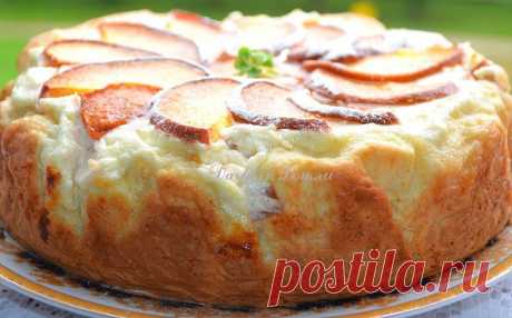 Пирог с творожно — персиковой начинкой.