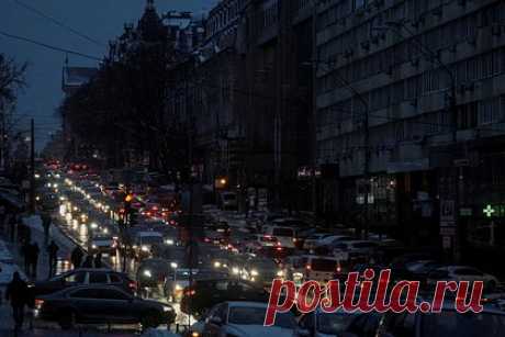 Вероятность полного блэкаута на Украине оценили. Ведущий аналитик Фонда национальной энергетической безопасности (ФНЭБ) и эксперт Финансового университета при Правительстве РФ Игорь Юшков предрек Украине дробление электроэнергии. Так в разговоре с «Лентой.ру» он оценил вероятность полного блэкаута в стране после заявления гендиректора YASNO Сергея Коваленко.