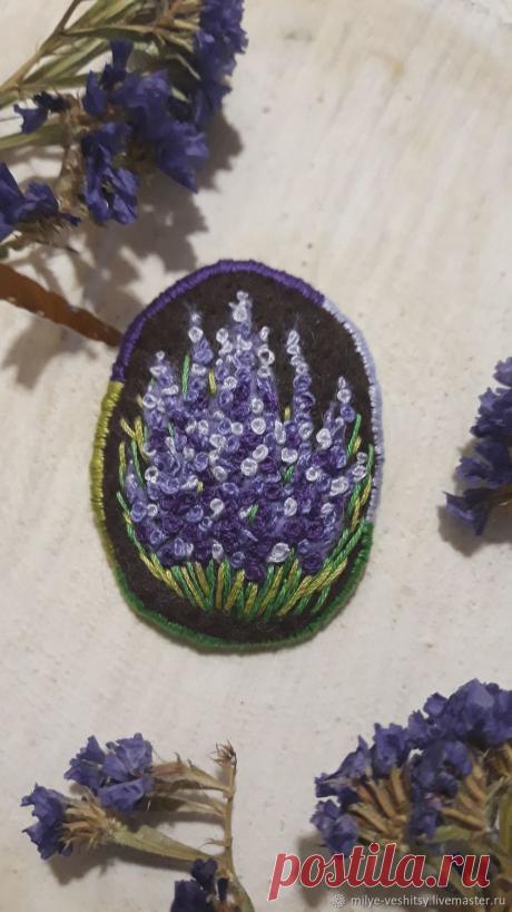 Брошь валяная с вышивкой  Брошь валяная с вышивкой " Лаванда" ручная работа - купить или заказать в интернет-магазине на Ярмарке Мастеров | Брошь с букетиком лаванды. Обожаю эти цветы за их&hellip;