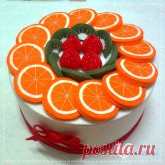 It's a BIG FRUIT cake box.. The size of this cake is 1:1 of the real cake of 3kg..