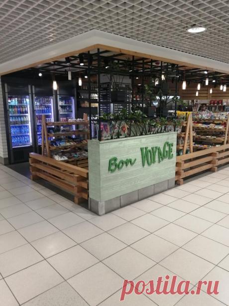 Зашёл в магазин в аэропорту Домодедово. Денег хватило только на воду. Показываю цены
Я часто бываю в аэропортах, пару раз в месяц точно и дано не хожу в многочисленные магазинчики разбросаны по залу ожидания. Не хожу в первую очередь из-за неадекватных цен. Недавно ожидание самолёта было слишком долгим, а голод мучал, поэтому я все-же решился посетить магазин. Он ниже на фото. Находится в Домодедово на уровне самых нижних […]
Читай дальше на сайте. Жми подробнее ➡