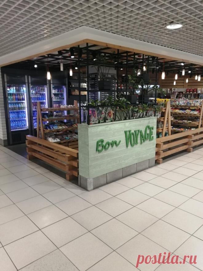 Зашёл в магазин в аэропорту Домодедово. Денег хватило только на воду. Показываю цены
Я часто бываю в аэропортах, пару раз в месяц точно и дано не хожу в многочисленные магазинчики разбросаны по залу ожидания. Не хожу в первую очередь из-за неадекватных цен. Недавно ожидание самолёта было слишком долгим, а голод мучал, поэтому я все-же решился посетить магазин. Он ниже на фото. Находится в Домодедово на уровне самых нижних […]
Читай дальше на сайте. Жми подробнее ➡