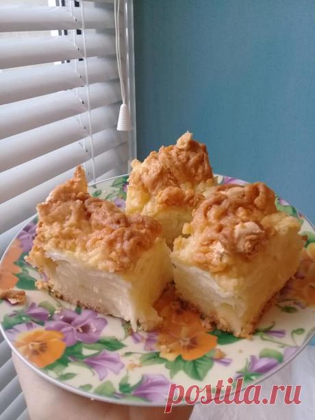 Пиріг із яблуками від Марти Левицької - Тижневик "Номер один" Цей пляцок є улюбленим у нашій родині. Люблю давати дуже багато яблук, печу його давно, ніколи не набридає. Для тіста: форма 27×36 (велика); 500 г борошна; 1 пачка маргарину (або масло 200 г); 5 жовтків; 1 склянка (250 г) цукру; 3 ст. ложки сметани з вершком; 1 пачка порошку до печива. Замісити тісто, розділити на дві частини (меншу і більшу), з меншої скатати 4 кульки і покласти в морозилку.  Більшу частину тіс...