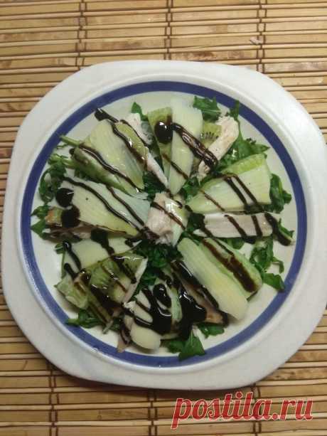 Салат из рукколы, куриного филе, огурцов и киви