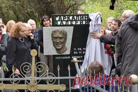 На Миусском кладбище поставили памятник Валерию Гаркалину. На Миусском кладбище в Москве открыли памятник актеру Валерию Гаркалину.