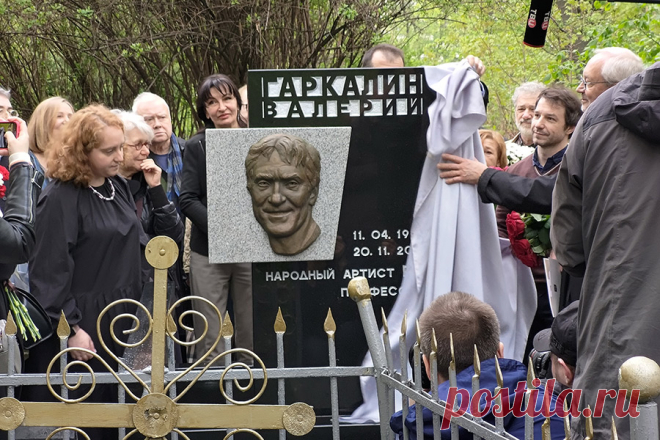 На Миусском кладбище поставили памятник Валерию Гаркалину. На Миусском кладбище в Москве открыли памятник актеру Валерию Гаркалину.