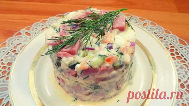 Салат из риса с колбасой и яйцами. Видео рецепт Для приготовления салата нам понадобиться:450 гр. колбасы1/3 стакана сырого риса1 большой свежий огурец2 свежих помидора2 куриных яйца1 небольшая красная луковицасоль по вкусумайонез для заправкизелень по желаниюрастительное масло для обжарки колбасыПростой и короткий видео рецепт...