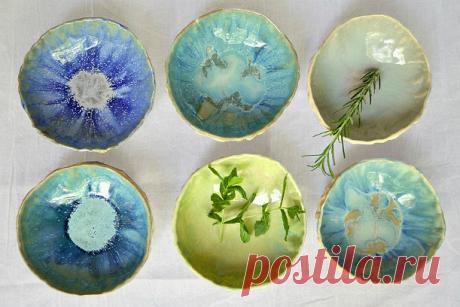 5 видов рукоделия, на которых можно заработать | Милая Я Вы наверняка уже слышали, что работа на дому может стать источником дополнительного дохода. Вы тоже хотите заниматься любимым делом и приносить пользу, но вам не хочется плести браслеты из бисера и вышивать картины крестом? Предлагаем несколько популярных видов ручной работы, которыми способен овладеть почти каждый. Приносить деньги может любое хобби, примеров заработка на рукоделии - великое множество. Как заработат...