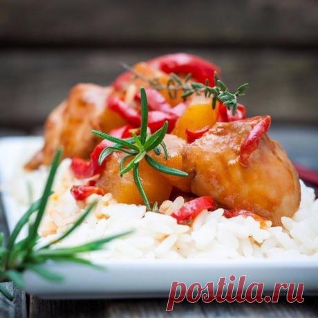 Курица в кисло-сладком соусе по-китайски

Ингредиенты:

Филе куриное — 500 г
Соевый соус — 10 ст. л.
Уксус яблочный — 6 ст. л.
Сахар коричневый — 5 ч. л.
Томатная паста — 2 ст. л.
Перец красный болгарский — 1 шт.
Консервированный ананас кусочками — 1 стакан

Приготовление:

1. Куриное филе нарезать на небольшие кусочки, сложить в миску, влить соевый соус.
2. Добавить томатную пасту, сахар и яблочный уксус.
3. Всыпать нарезанный на тонкие полоски красный болгарский перец и ...