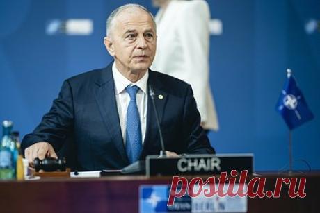 В НАТО отказались доверять России на переговорах по Украине. Заместитель генерального секретаря НАТО Мирча Джоанэ призвал не доверять России на возможных в будущем переговорах по Украине. Свой отказ договариваться с Москвой он объяснил ее стремлением использовать ситуацию в своих целях. Джоанэ считает, что Россия использует перемирие для перевооружения.