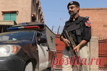 Назвавшую себя новым пророком женщину приговорили к казни в Пакистане. Провозгласившую себя новым пророком женщину по имени Сальму Танвир (Salma Tanveer) осудили за богохульство, оштрафовали и приговорили к смертной казни в Пакистане. Женщина, которая называет себя пророком, пришедшим после Мухаммеда (согласно исламскому вероучению, он последний пророк и посланник Аллаха).