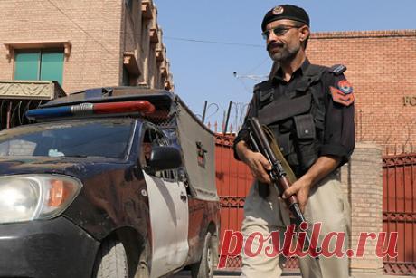 Назвавшую себя новым пророком женщину приговорили к казни в Пакистане. Провозгласившую себя новым пророком женщину по имени Сальму Танвир (Salma Tanveer) осудили за богохульство, оштрафовали и приговорили к смертной казни в Пакистане. Женщина, которая называет себя пророком, пришедшим после Мухаммеда (согласно исламскому вероучению, он последний пророк и посланник Аллаха).