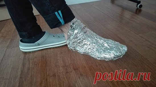 Оберни ноги фольгой в несколько слоев. То, что случится через 1 час, удивит твоего врача!
Алюминиевая фольга — уникальный материал. Лечение при помощи фольги практиковалось еще в древнем Китае: фольгу прикладывали к биологически активным точкам, отвечающим за работу больных органов.
Сегодня ты узнаешь о том, как избавиться от ноющей боли в суставах при помощи обычной пищевой фольги! Всё благодаря ее отражающим свойствам с невероятным исцеляющим действием… Лечение суставов фольгой — пожалуй, са