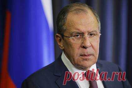 Лавров заявил о держащих украинскую делегацию за руку США. США своими действиями осложняют процесс переговоров между Москвой и Киевом, не позволяя украинской стороне идти даже на минимальные уступки. Об этом заявил глава МИД России Сергей Лавров. По словам министра, Россия всегда выступает за дипломатическое решение проблем и проводит переговоры с представителями Украины.
