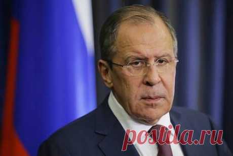 Лавров заявил о держащих украинскую делегацию за руку США. США своими действиями осложняют процесс переговоров между Москвой и Киевом, не позволяя украинской стороне идти даже на минимальные уступки. Об этом заявил глава МИД России Сергей Лавров. По словам министра, Россия всегда выступает за дипломатическое решение проблем и проводит переговоры с представителями Украины.