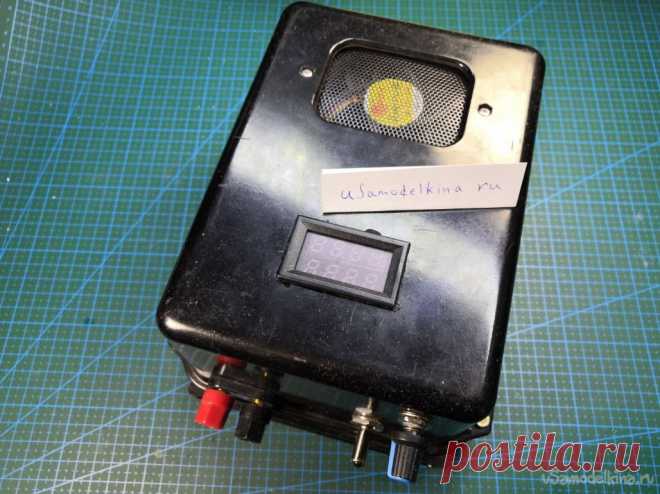 Электронная нагрузка на базе стабилизатора тока на LM317 и PNP транзисторах Всем привет!Сегодня речь пойдет об ещё одной моей самоделке – электронной нагрузке. Собрана она в корпусе от старого советского электросчетчика, выглядит примерно следующим образом:Внутри всё закреплено на родной стойке электросчетчика, радиодетали соединены навесным монтажом:Схема построена вокруг