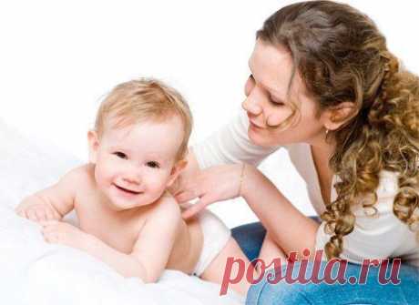 Веселый массаж: 7 вариантов для детей 

♥У оленя дом большой

У оленя дом большой (поднимаем ручки вверх и разводим)
Он глядит в свое окно (подтягиваем за ручки)
Зайка по лесу бежит (топаем ножками)
В дверь ко мне стучится (ручками стучим)
Тук-тук, дверь открой (ручки сводим к груди и разводим)
Там в лесу охотник злой (ручками вверх и вниз машем)
Зайка, зайка забегай (сгибаем и разгибаем ручки)
Лапу подавай!

♥Массаж медвежий. Сельскохозяйственный.